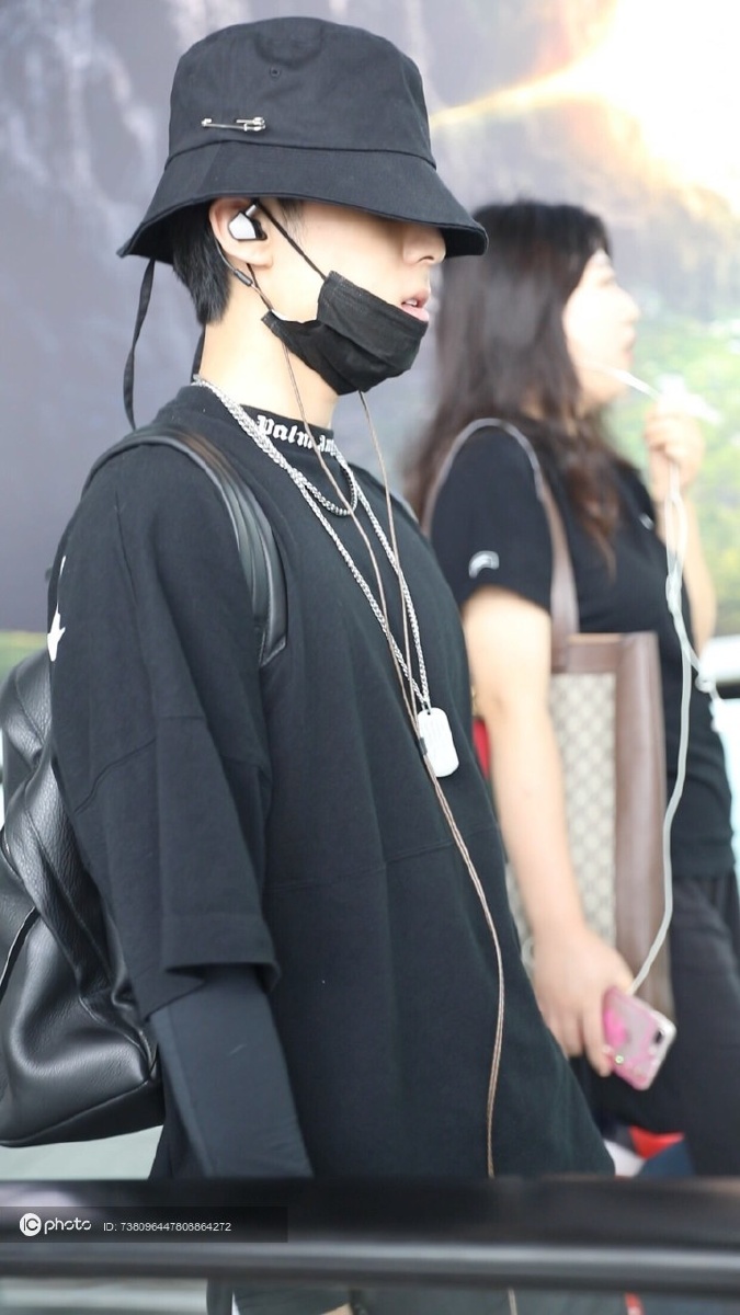 x玖少年团郭子凡黑衣黑帽全副武装低头直走有些高冷