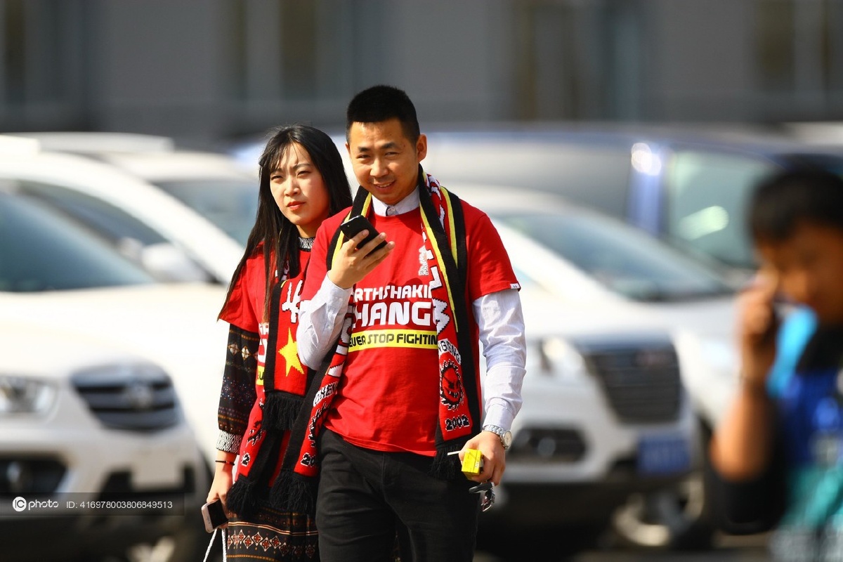 2017中超联赛第5轮长春亚泰vs上海申花亚泰球迷高举十二号球衣横幅