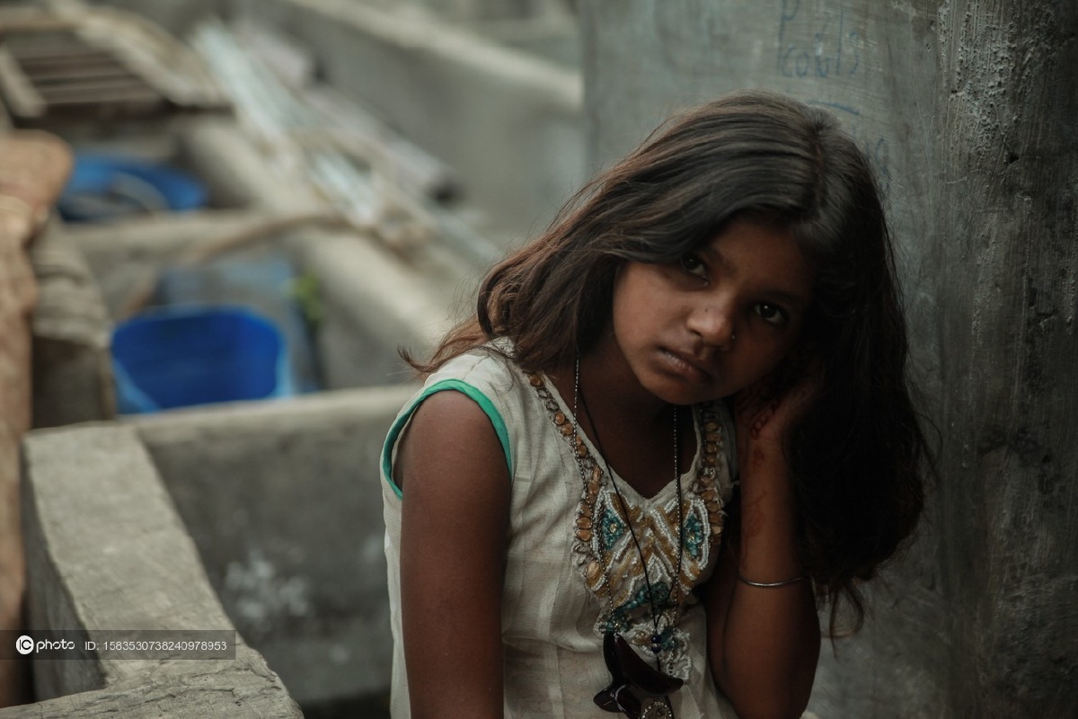 独家:孟买贫民窟的小女孩 - ic_photo - 图虫