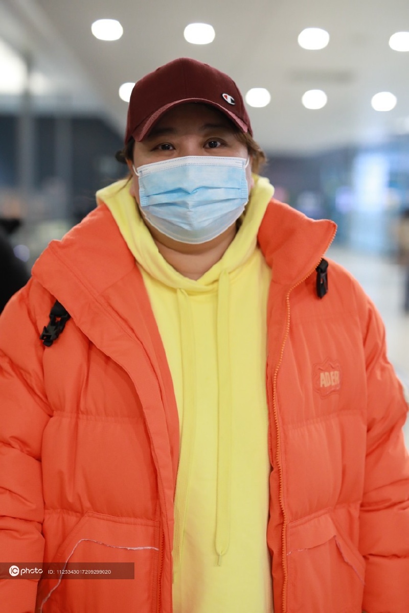 贾玲身穿橘色羽绒服现身喜气洋洋面带微笑气色超好