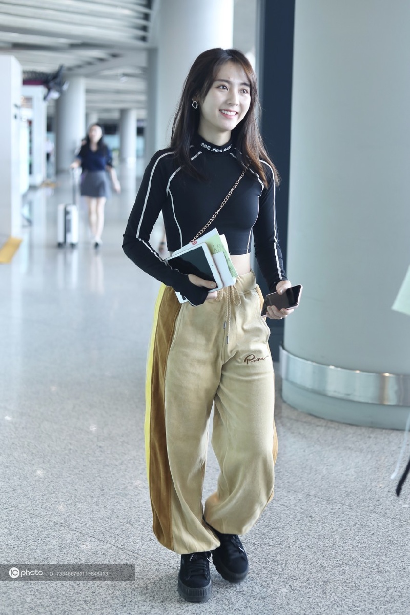 街拍邢菲croptop阔腿裤旺仔牛奶链条包俏皮可爱