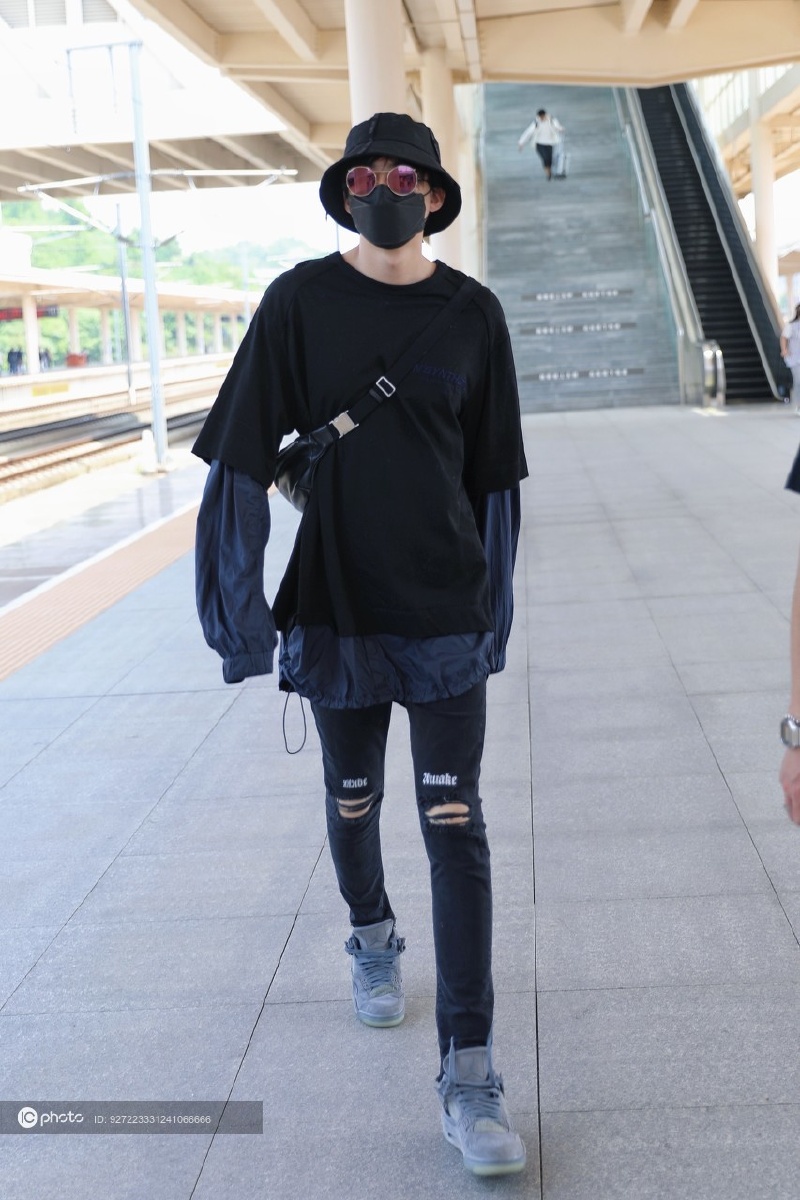 摩登兄弟刘宇宁义乌火车站出发走路姿势大摇大摆超帅气