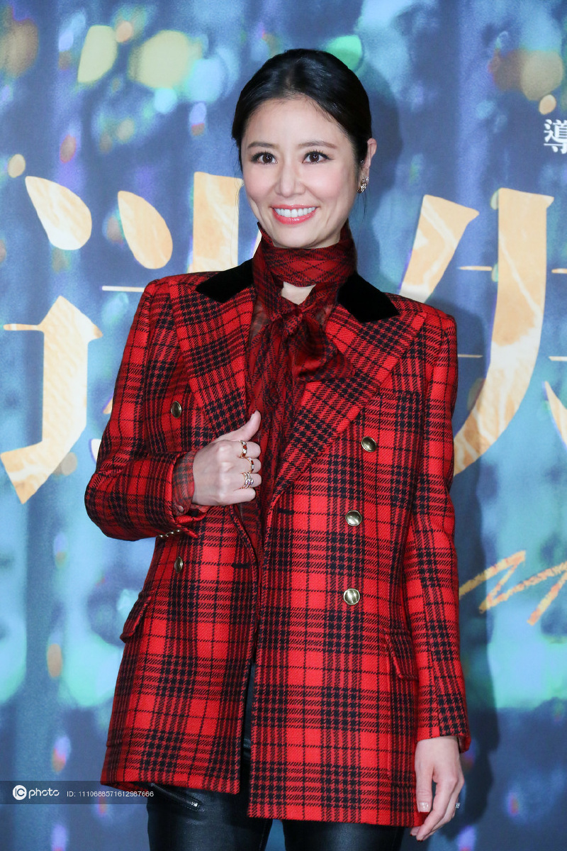 44岁林心如出席新电影迷失安迪首映式一改往日清纯甜美大胆挑战眼唇妆