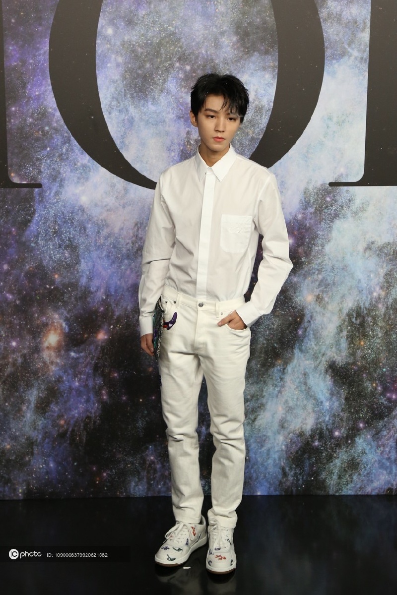 王俊凯白衬衫白裤子蓝色挑染刘海帅气十足