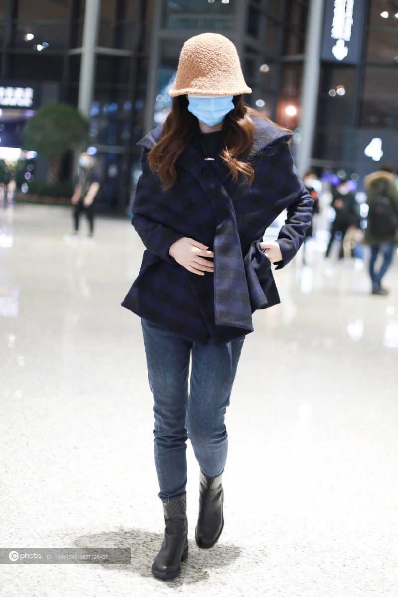 街拍:王晓晨蓝色格纹外套 牛仔裤 钟形帽温柔淑女