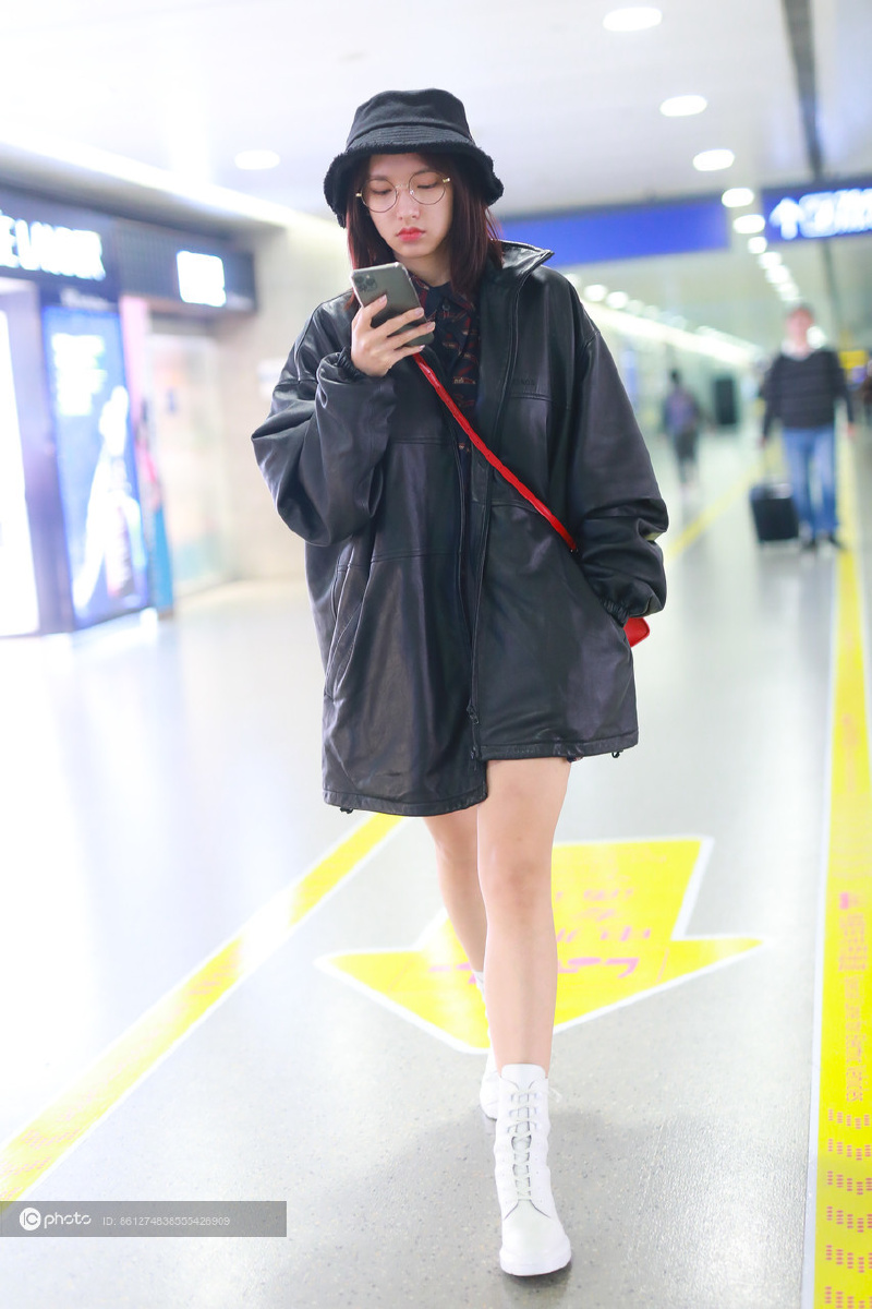 街拍程潇balenciaga黑色皮衣外套格纹衬衫渔夫帽小白靴酷感率性