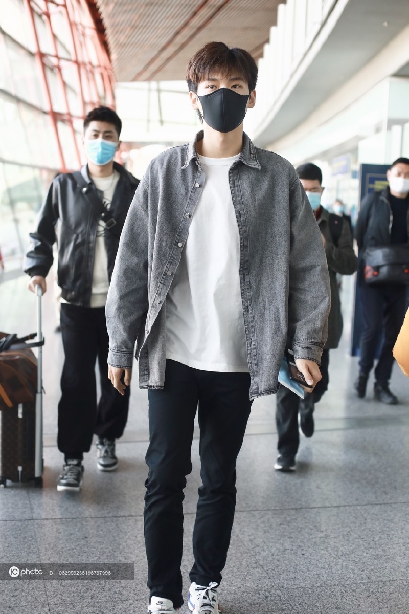 邢昭林一袭灰色衬衫现身清爽帅气自带苏感好迷人