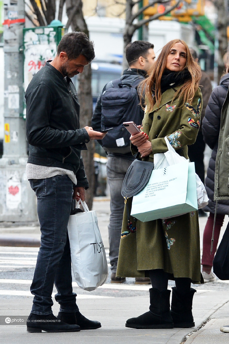 马尔蒂尼携妻子逛街购物娇妻发自拍大秀战斗成果