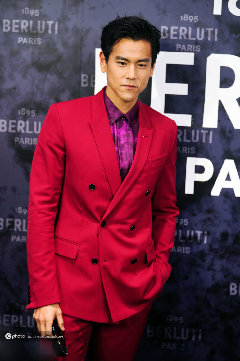 彭于晏亮相berluti品牌活动 紫色扎染衬衫 红色西服套装大胆撞色
