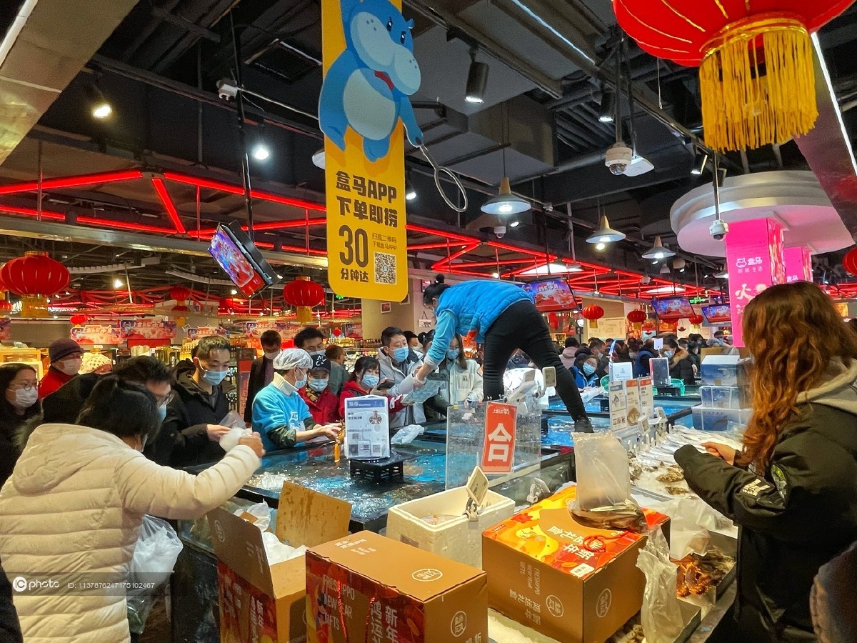 独家大年三十除夕北京市民在盒马生鲜超市采购忙