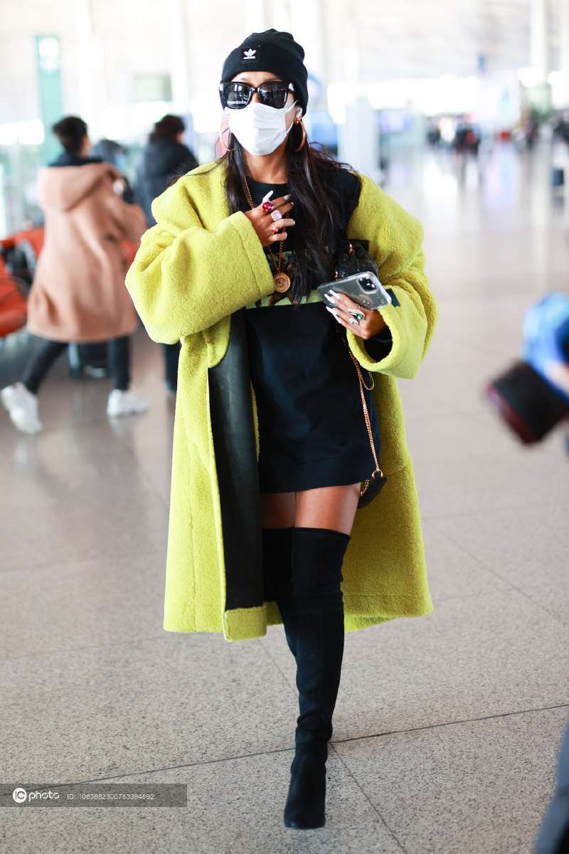 街拍吉克隽逸黑色卫衣裙过膝长靴黄色羊绒大衣毛线帽个性亮眼