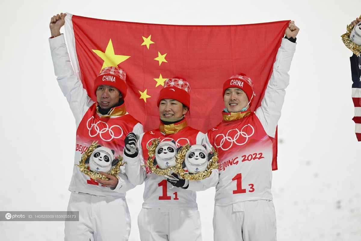 2022北京冬奥会自由式滑雪空中技巧混合团体颁花仪式中国队夺得亚军