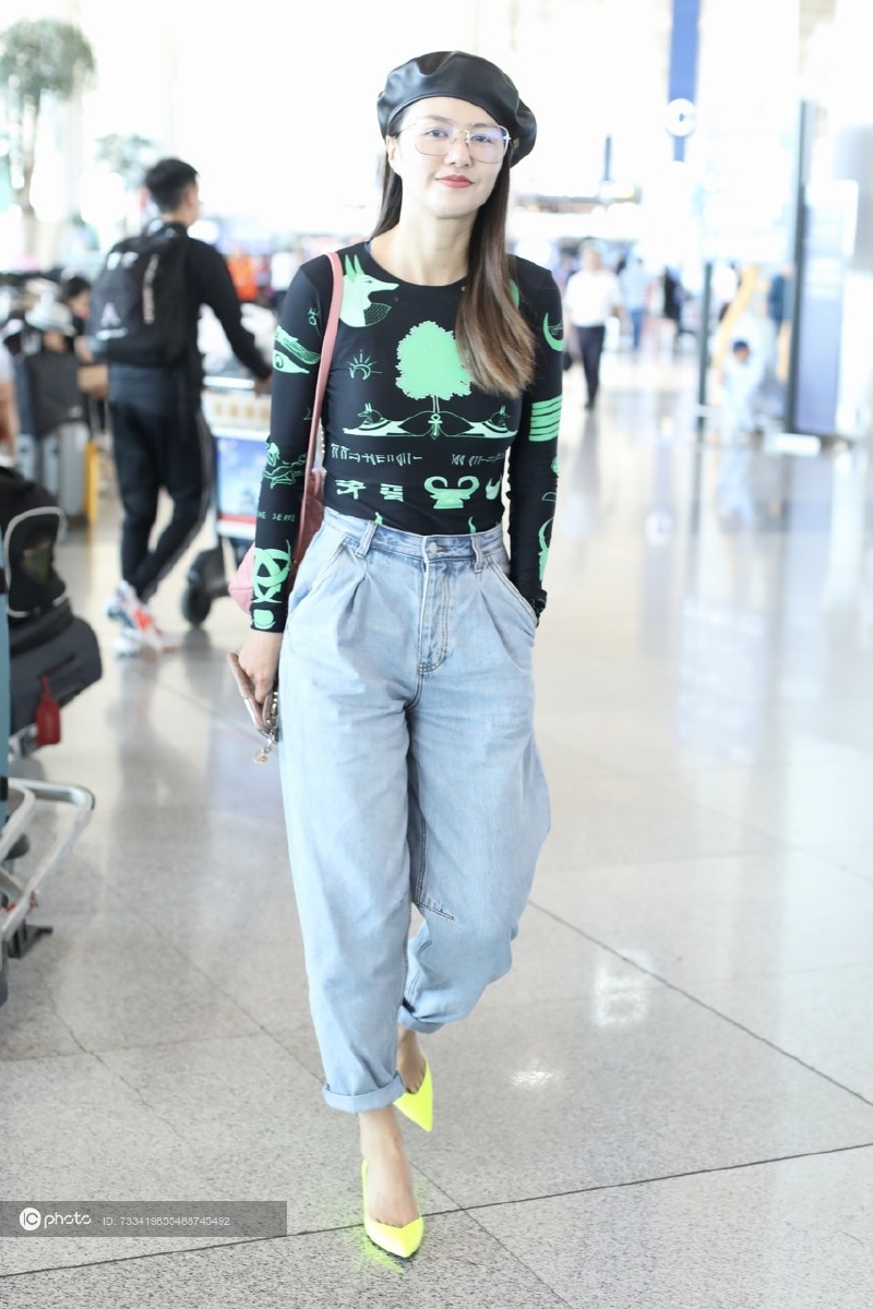 街拍谭维维marineserre紧身tee配卷边牛仔裤chanel双肩包明黄色高跟鞋