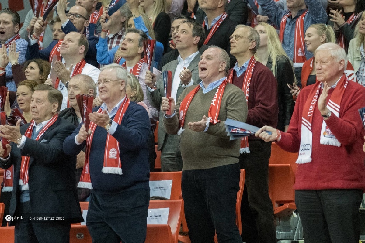 克洛泽携娇妻观战拜仁篮球赛赫内斯场边激动鼓掌