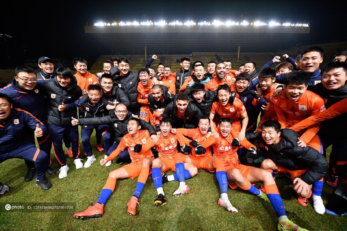 山东泰山提前3轮夺得中超冠军全队赛后合影留念