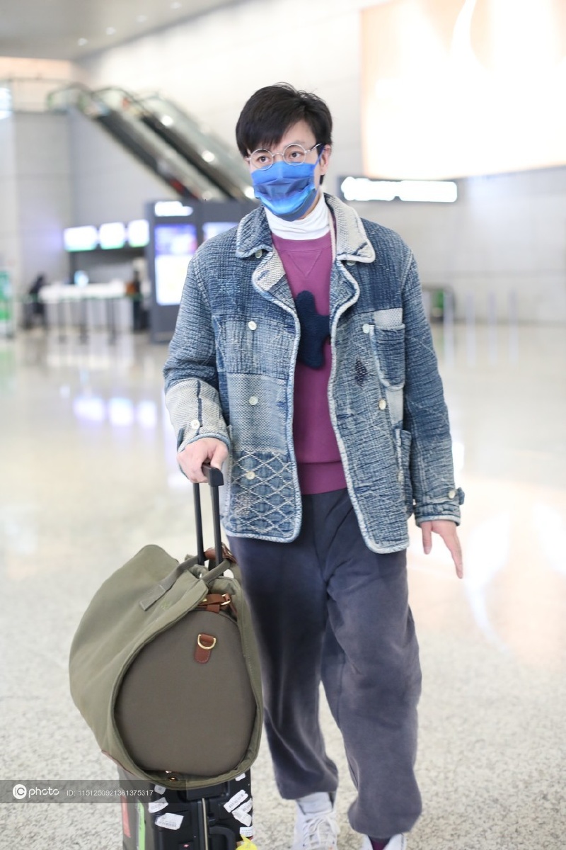 街拍周一围拼接牛仔外套束脚裤白色运动鞋白色打底衫帅气叠搭