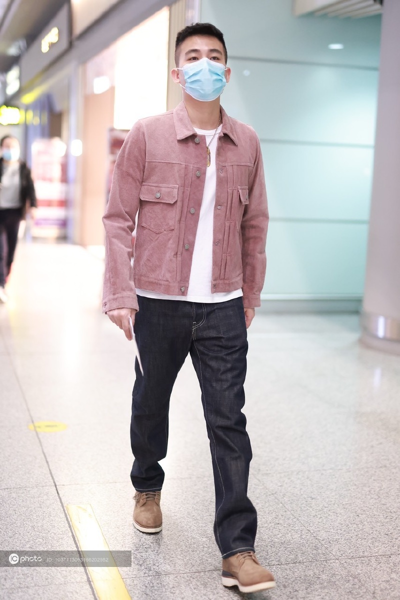 欧豪现身机场穿粉色衣服不失硬汉本色