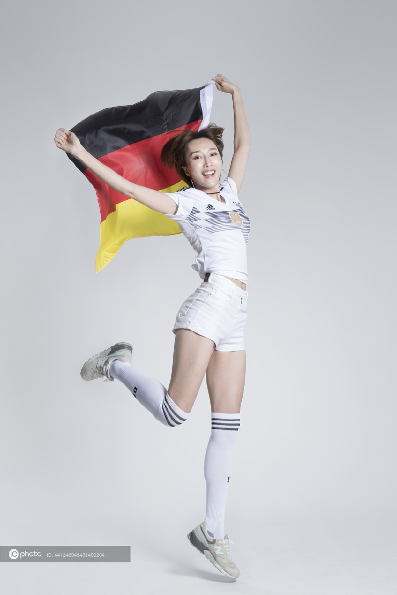 独家日耳曼战车引擎发动足球宝贝拍摄俏皮写真大秀长腿