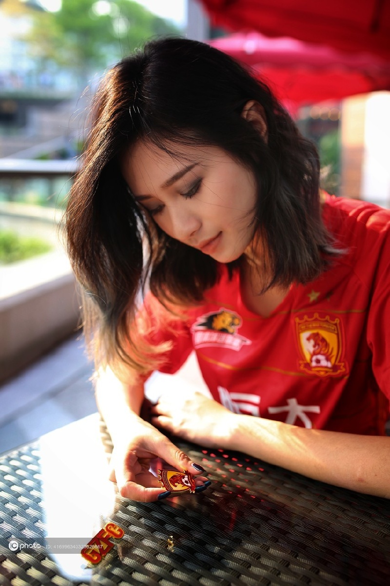 恒大美女球迷天河场外大片为七冠恒大助威