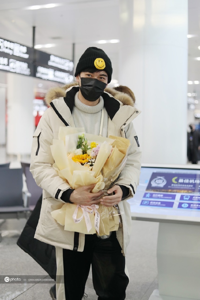 陈星旭头戴笑脸线帽身披白色羽绒服现身机场