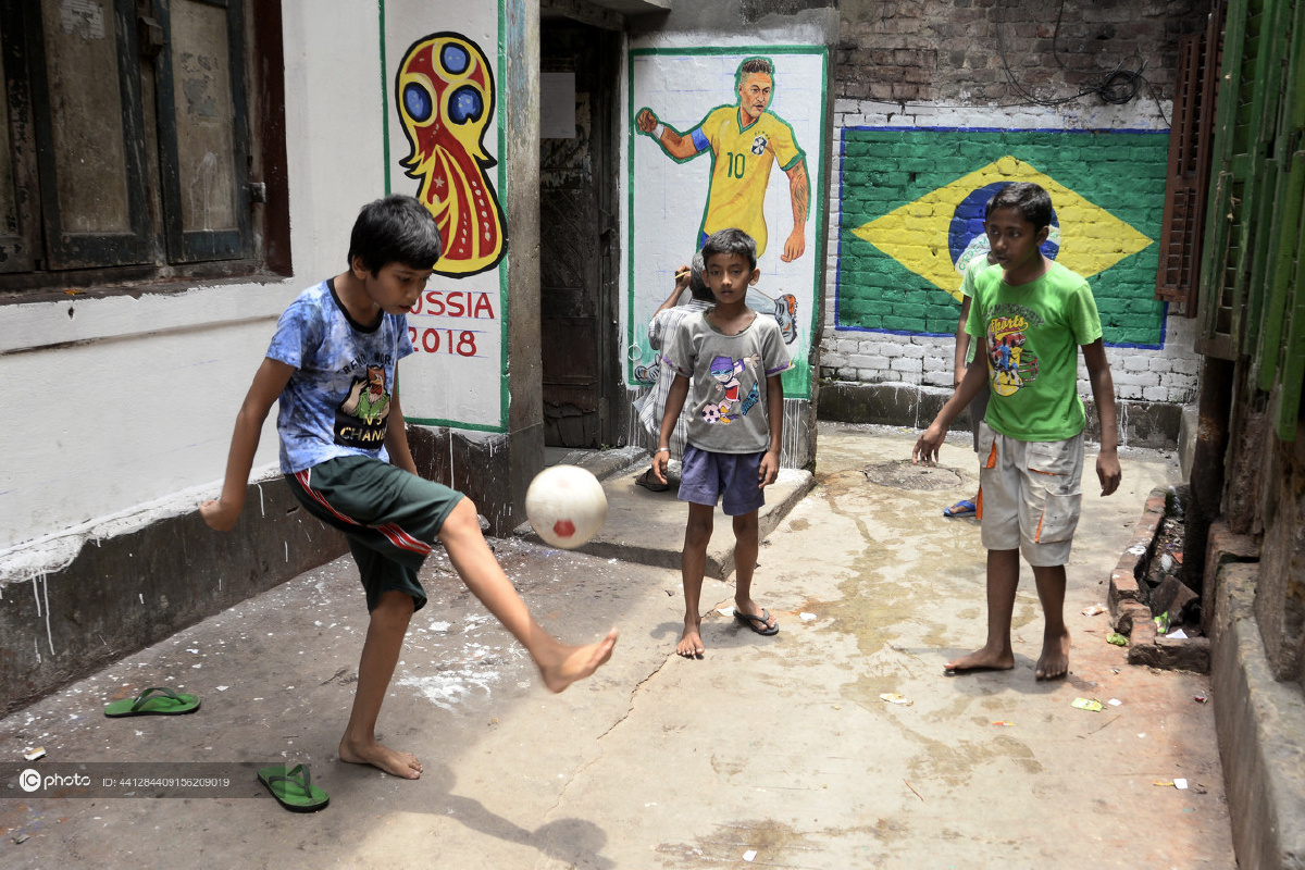 印度男孩街头赤脚踢球 效仿内马尔彩虹过人