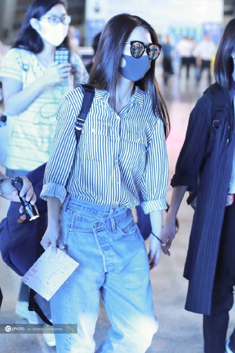 街拍田馥甄条纹衬衫错位扣牛仔裤帆布鞋旅行袋干练利落