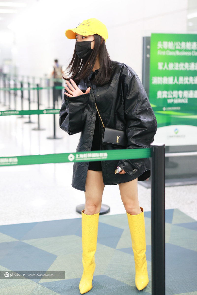 街拍王智黑色皮衬衫saintlaurent手袋黄色长靴活泼洋气