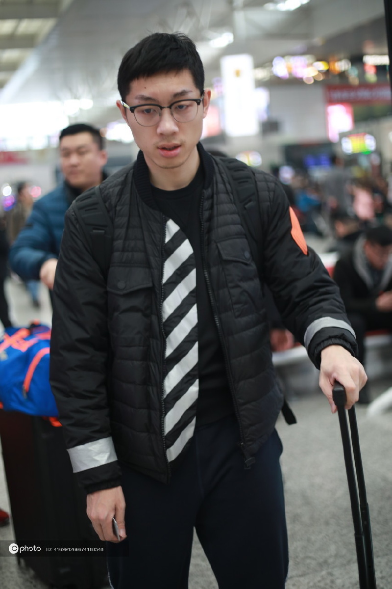 许昕现身上海机场黑白装搭配绅士儒雅