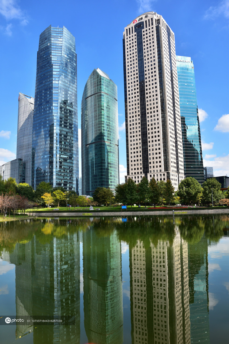 上海浦东陆家嘴金融贸易区高楼大厦蔚为壮观