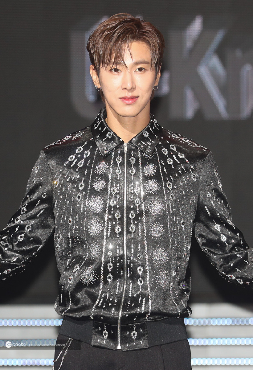 东方神起郑允浩举办solo专辑showcase颜值暴增荷尔蒙四射疯狂撩粉