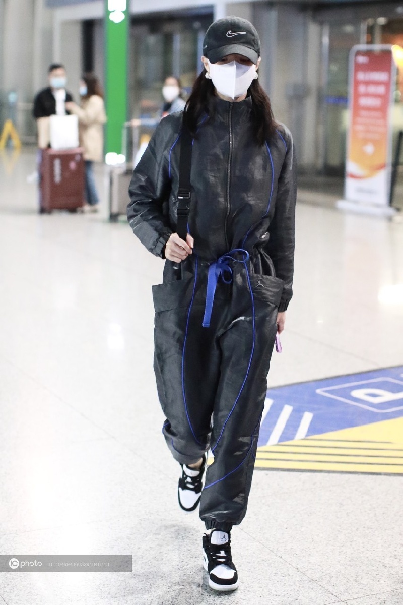 街拍钟楚曦皮质连体裤nike棒球帽运动板鞋潮范十足