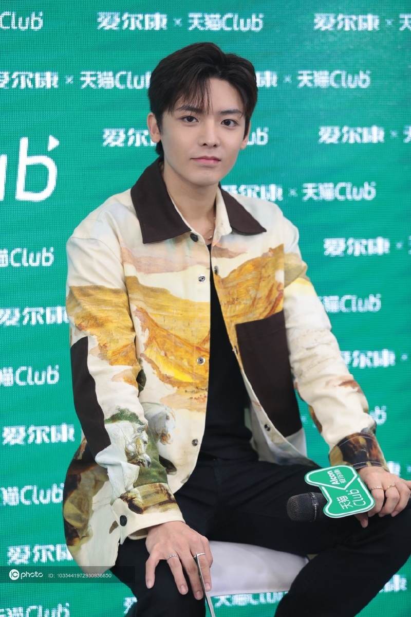 侯明昊出席活动笑容阳光灿烂大男孩