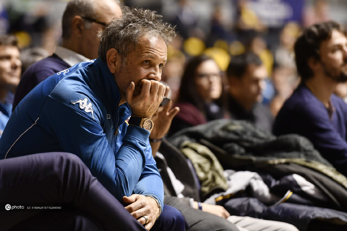 米哈伊洛维奇观战篮球比赛都灵主帅摆思想者造型心事重重