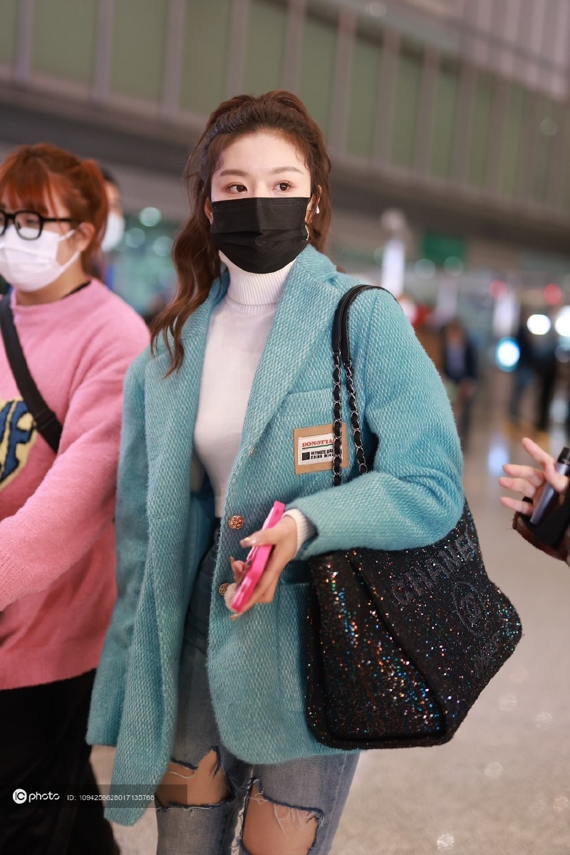 孔雪儿扎高马尾辫女团范儿穿破洞牛仔裤不怕冷