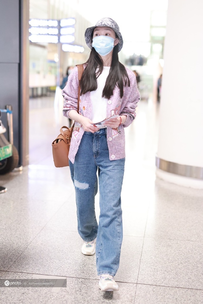 宋轶戴渔夫帽穿搭休闲宽松牛仔裤酷酷女孩