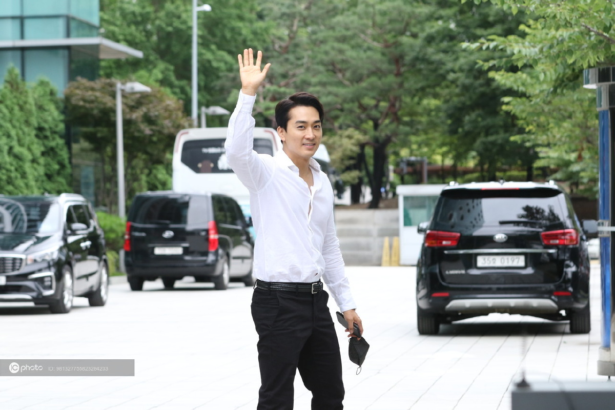 宋承宪节目录制结束后离开广播电台 白衣黑裤帅气满比心 - ic_photo