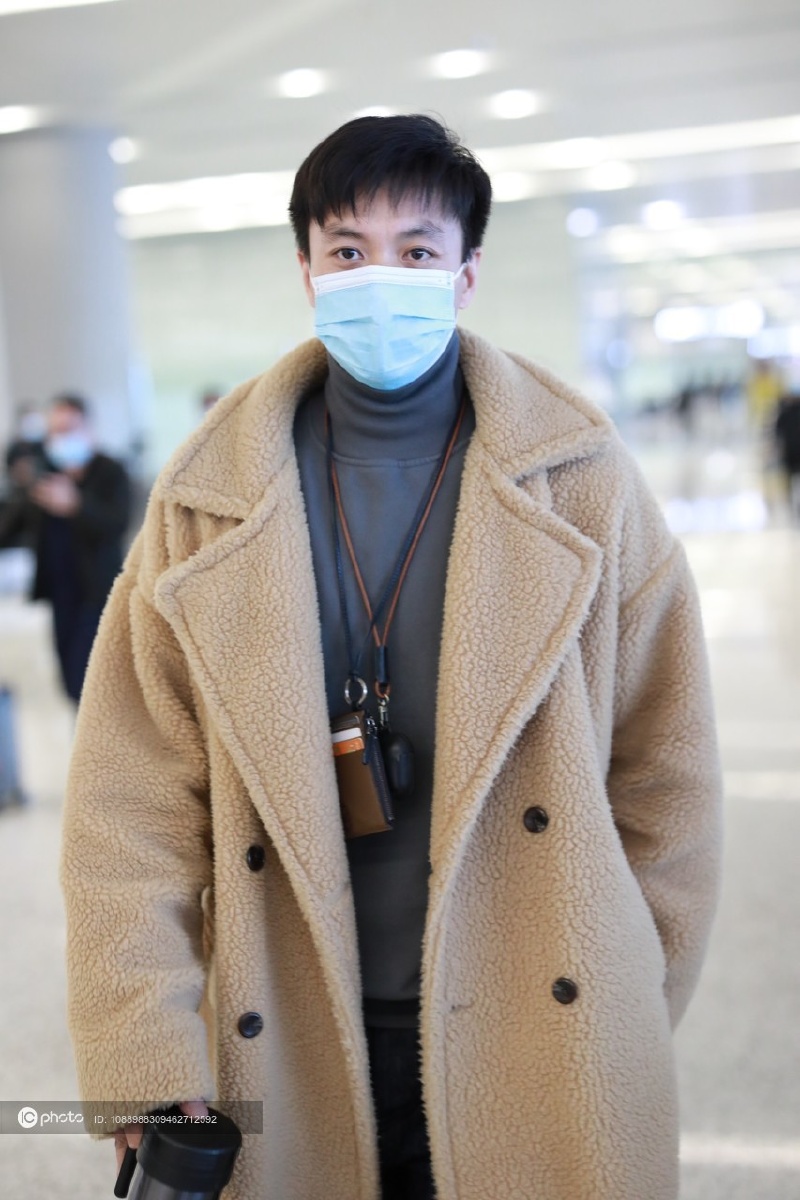 街拍周一围棕色双排扣大衣阔腿裤高领打底衫白色运动鞋简洁精炼