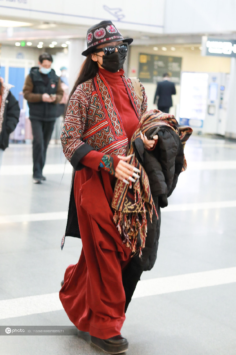 街拍杨丽萍红色连身裤民族风印花围巾个性十足