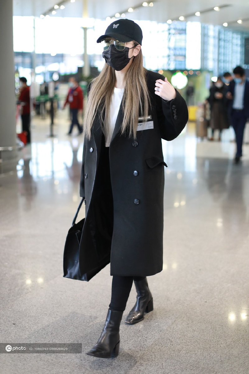 街拍周扬青黑色大衣搭方头粗跟短靴短tee微露腰显身高