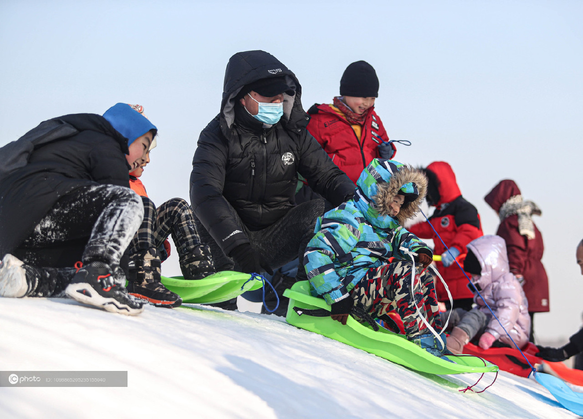 戏雪乐乐戏雪沈阳市民户外参与各项趣味冰雪娱乐项目