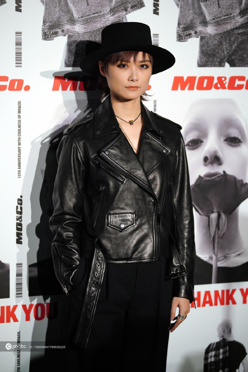 李宇春黑色皮衣西裤老爹鞋中性潮范