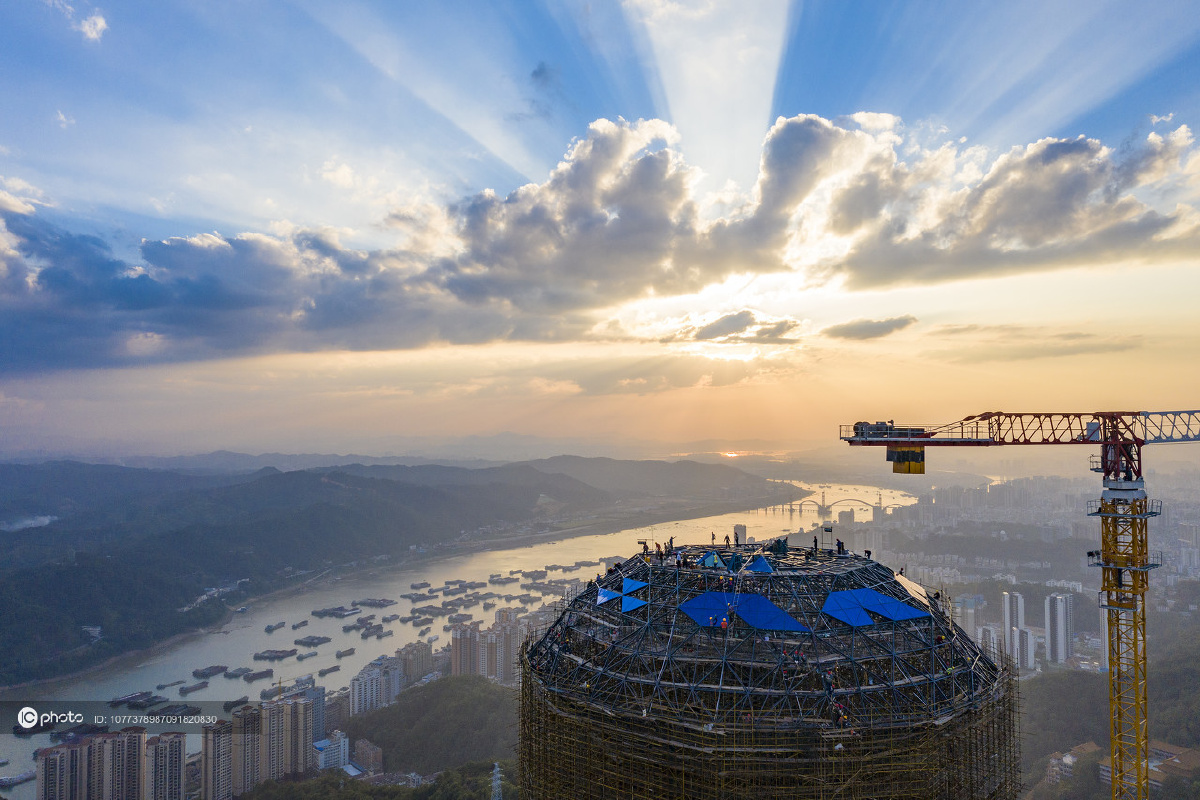 广西梧州西江明珠塔建设进入尾声塔顶宝石造型已经显现