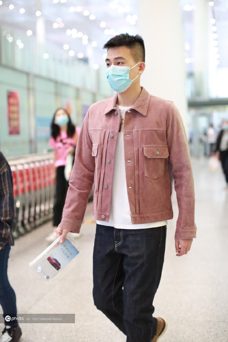 欧豪现身机场穿粉色衣服不失硬汉本色