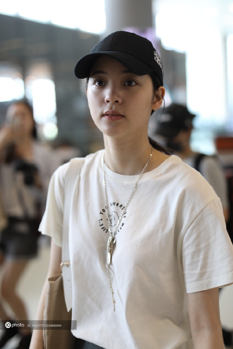 欧阳娜娜气场超强素颜无惧怼脸拍大步流星舍我其谁