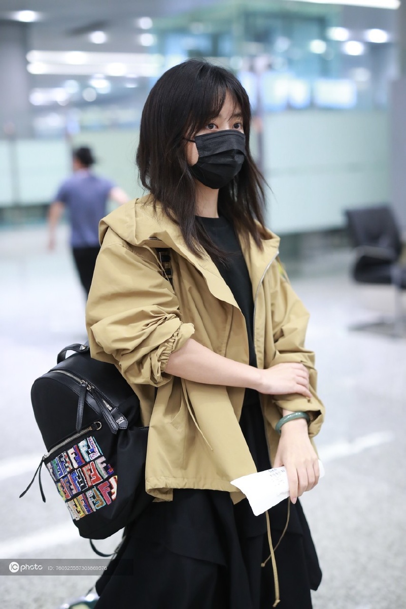 街拍谭松韵黑色连衣裙卡其色风衣厚底短靴fendi双肩包简约率性