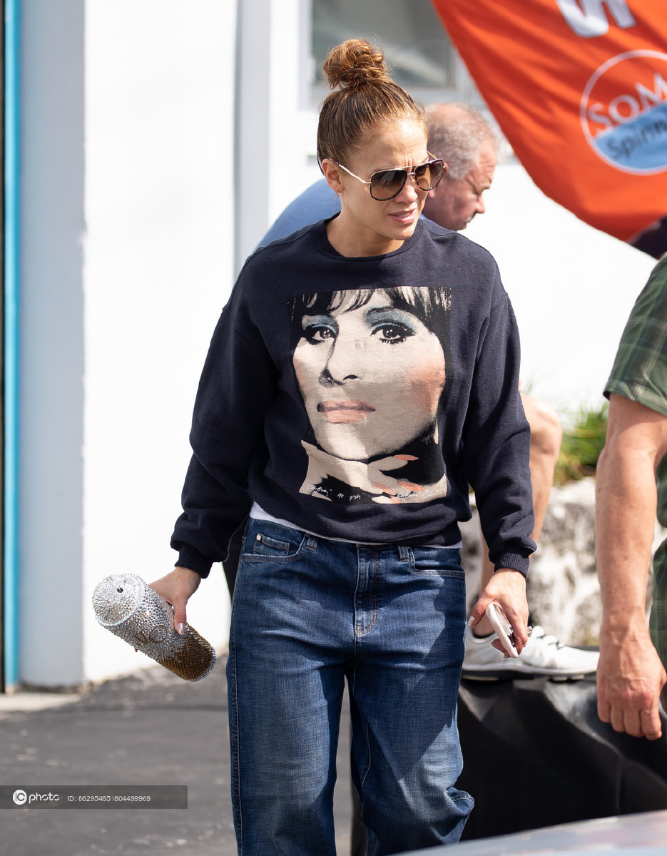 街拍詹妮弗洛佩兹人像卫衣阔腿牛仔裤墨镜帅气有型