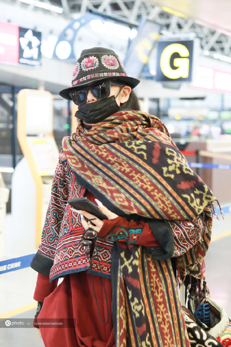 街拍杨丽萍红色连身裤民族风印花围巾个性十足