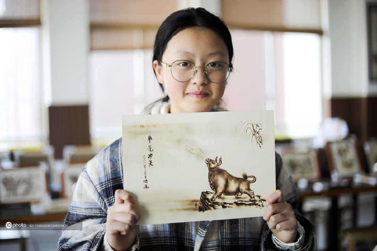 浙江桐庐烙画牛迎新春