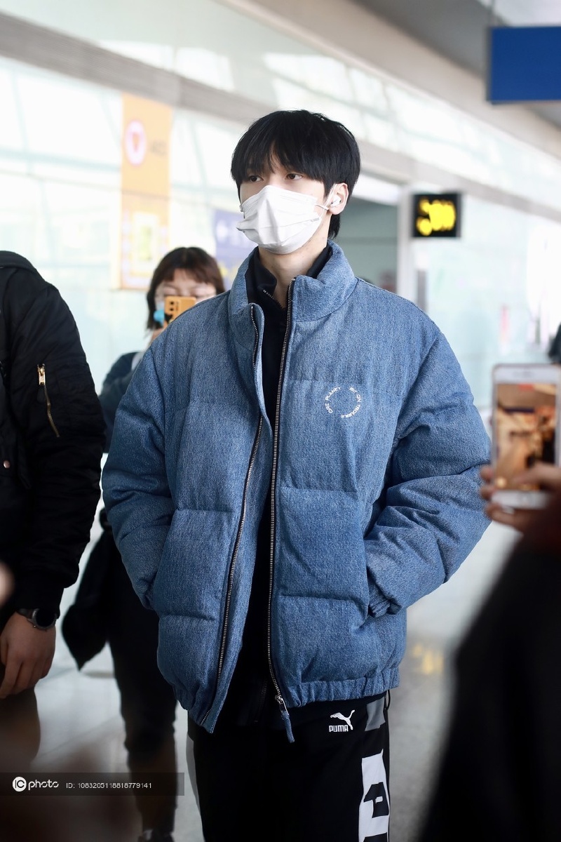 时代少年团严浩翔口罩遮不住立体五官贵族小少爷气质满满