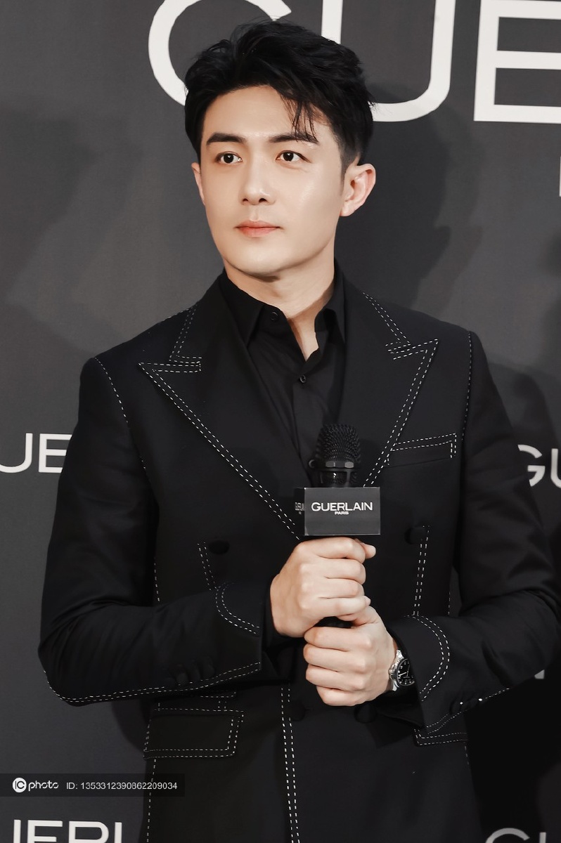 李泽锋黑色西装 黑色衬衫帅气有型 - ic_photo - 图虫